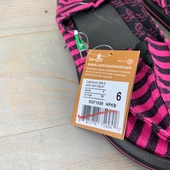 SANUK CASTAWAY PINK AND BLACK STRIPED SHOES NWT - Picture 3 of 6